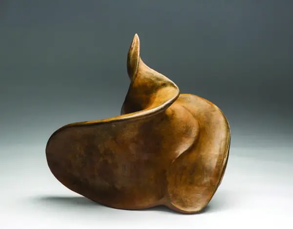 Escultura em bronze de volume arredondado com ponta curva, série Opened Hearts