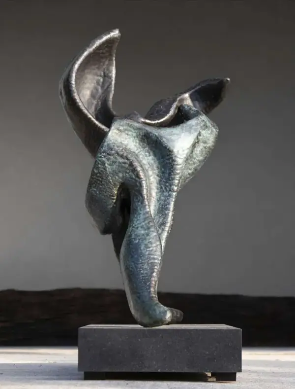 Escultura em bronze de patina azulada com formas ondulantes sobre base de granito