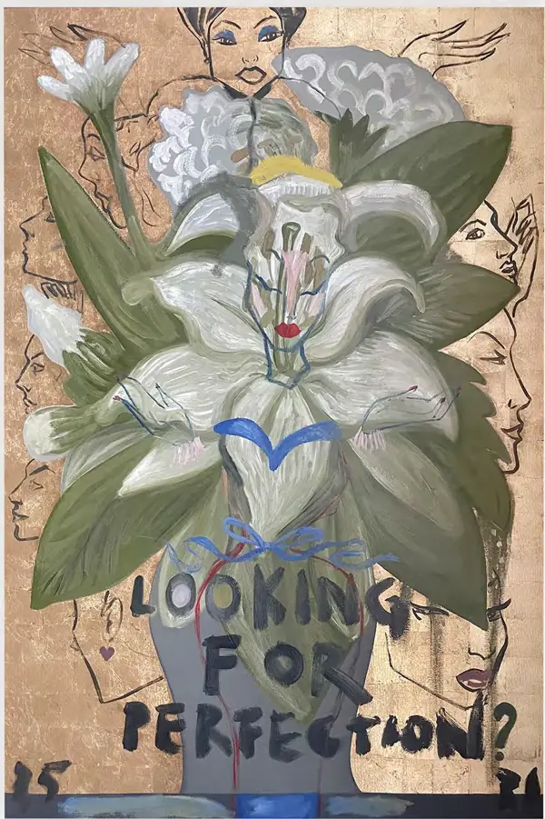 Pintura de grande lírio branco com folhas verdes no lugar do corpo, cercado por rostos desenhados em linhas finas sobre folha de ouro, com a frase escrita à mão na parte inferior.