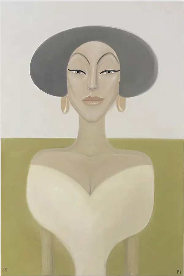 Pintura frontal de mulher de chapéu cinza e brincos claros, vestido branco decotado, sobre fundo verde-oliva suave.