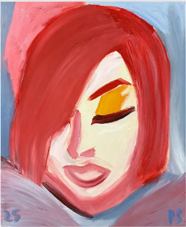 Pintura expressiva de rosto feminino de cabelo vermelho cobrindo um olho, lábios rosados e pinceladas azuis e lilases ao fundo.
