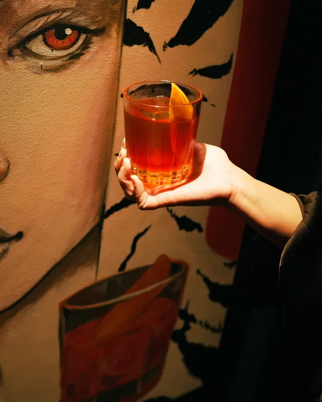 A Negroni Week em alta performance no Berlin. O balcão em movimento com quatro interpreta…